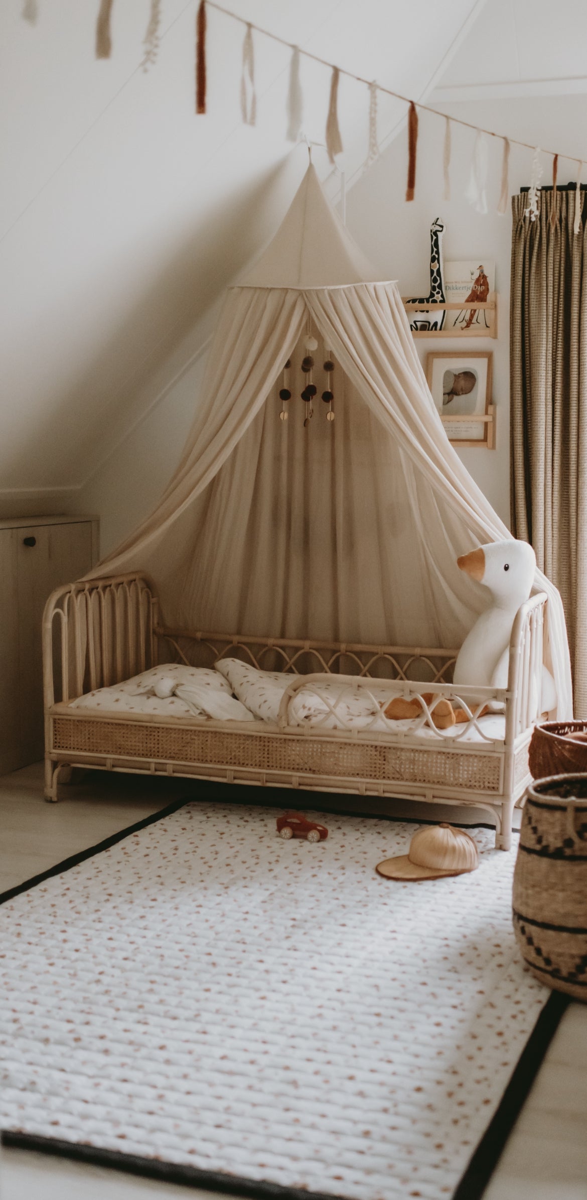 Leo & Moon rattan toddler bed / junior bed Sterre (straight)