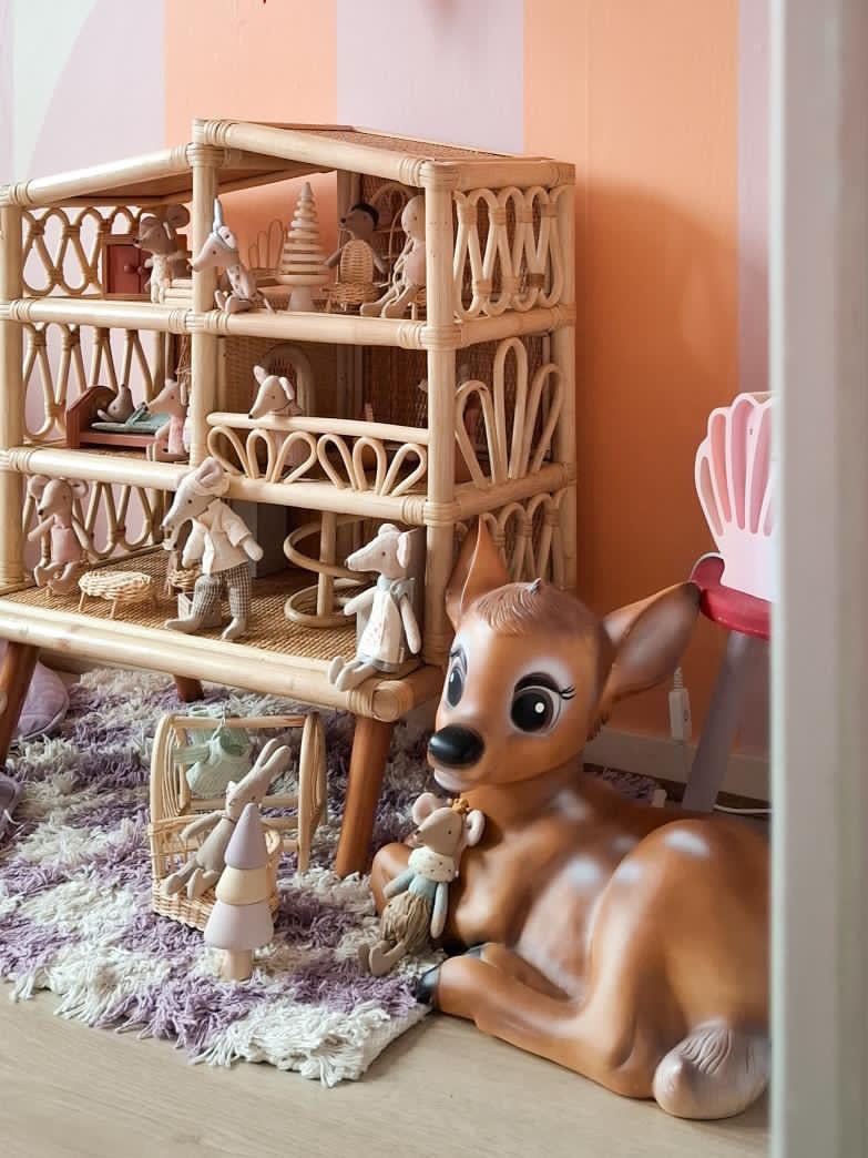 Rotan poppenhuis op poten