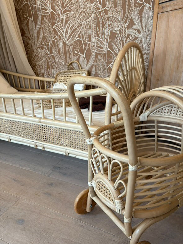 Rotan poppenwagen